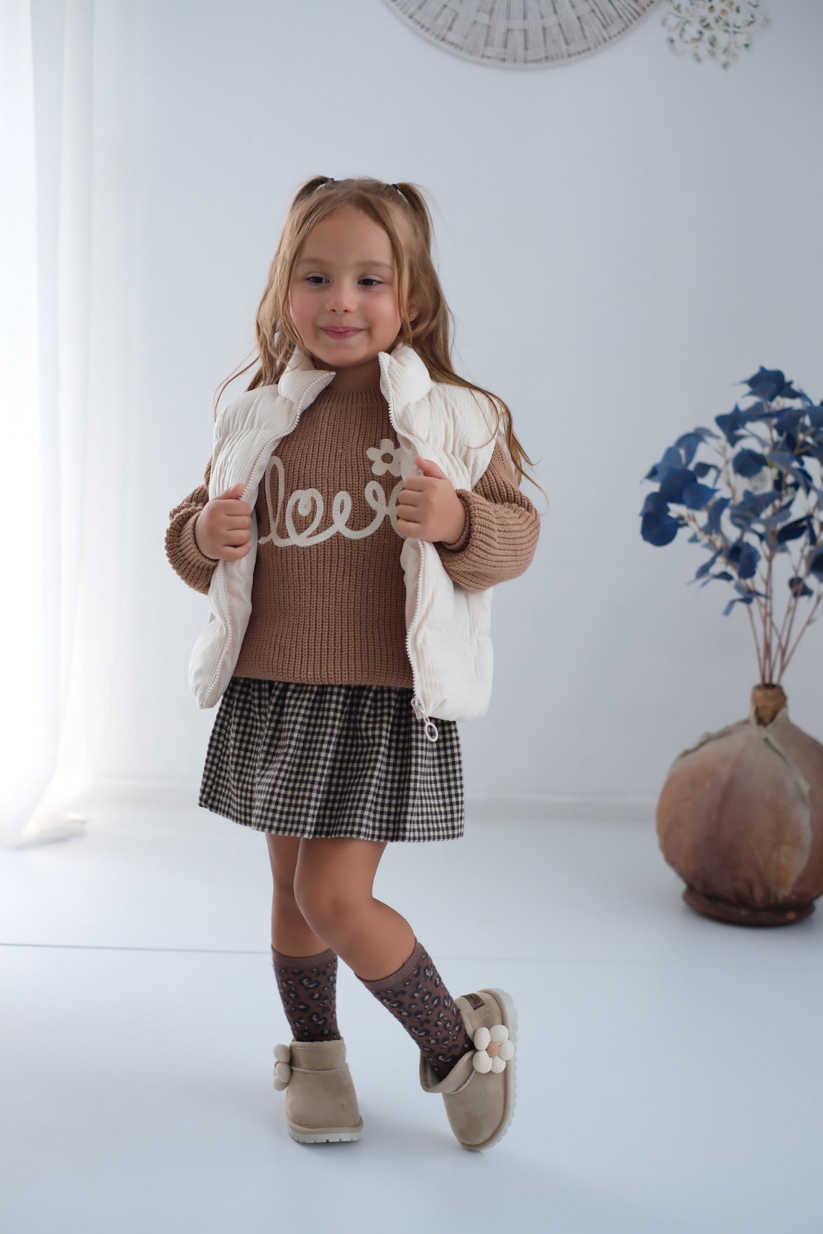 Minto Kız Çocuk ve Bebek Bej Bot - Süet Ortopedik Kaymaz Taban Kışlık Kar Botu Kürklü Çiçek Figürlü