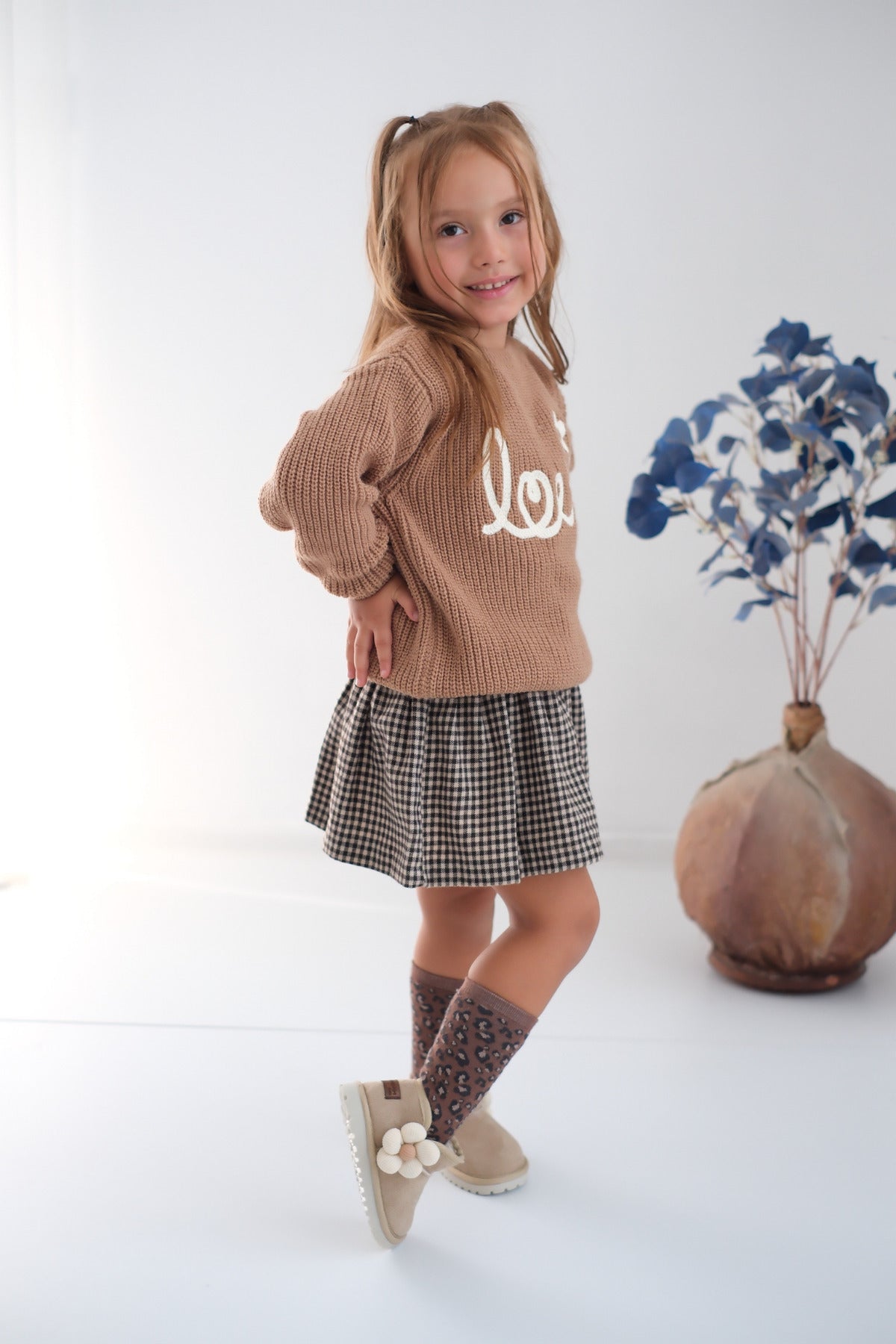 Minto Kız Çocuk ve Bebek Bej Bot - Süet Ortopedik Kaymaz Taban Kışlık Kar Botu Kürklü Çiçek Figürlü